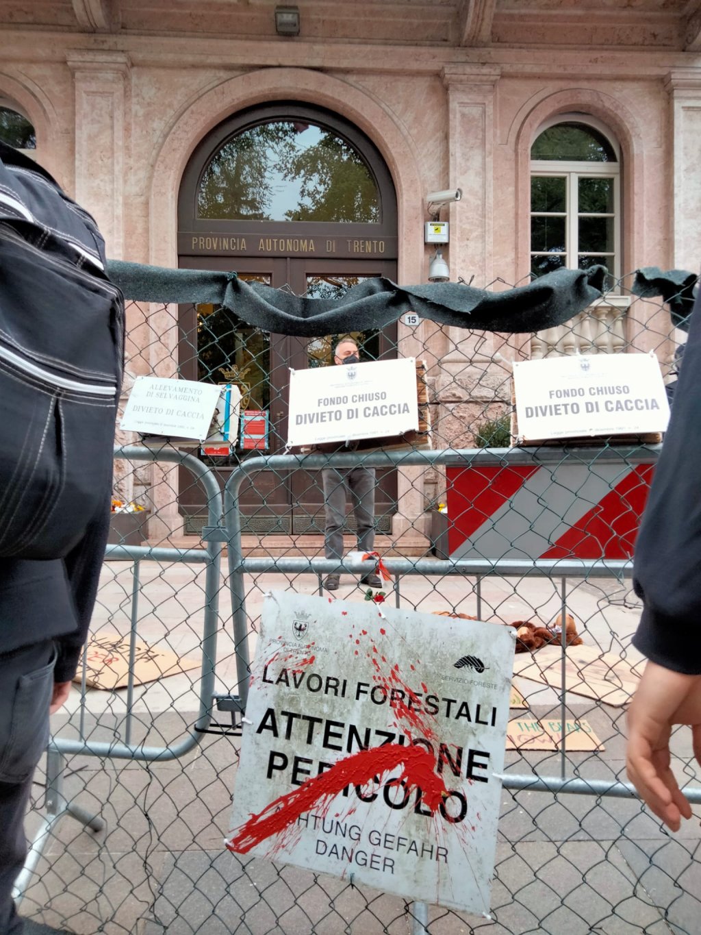 “Smontiamo la gabbia”, al fianco degli orsi: da tutta Italia oggi a Trento per la seconda manifestazione nazionale della campagna #StopCasteller