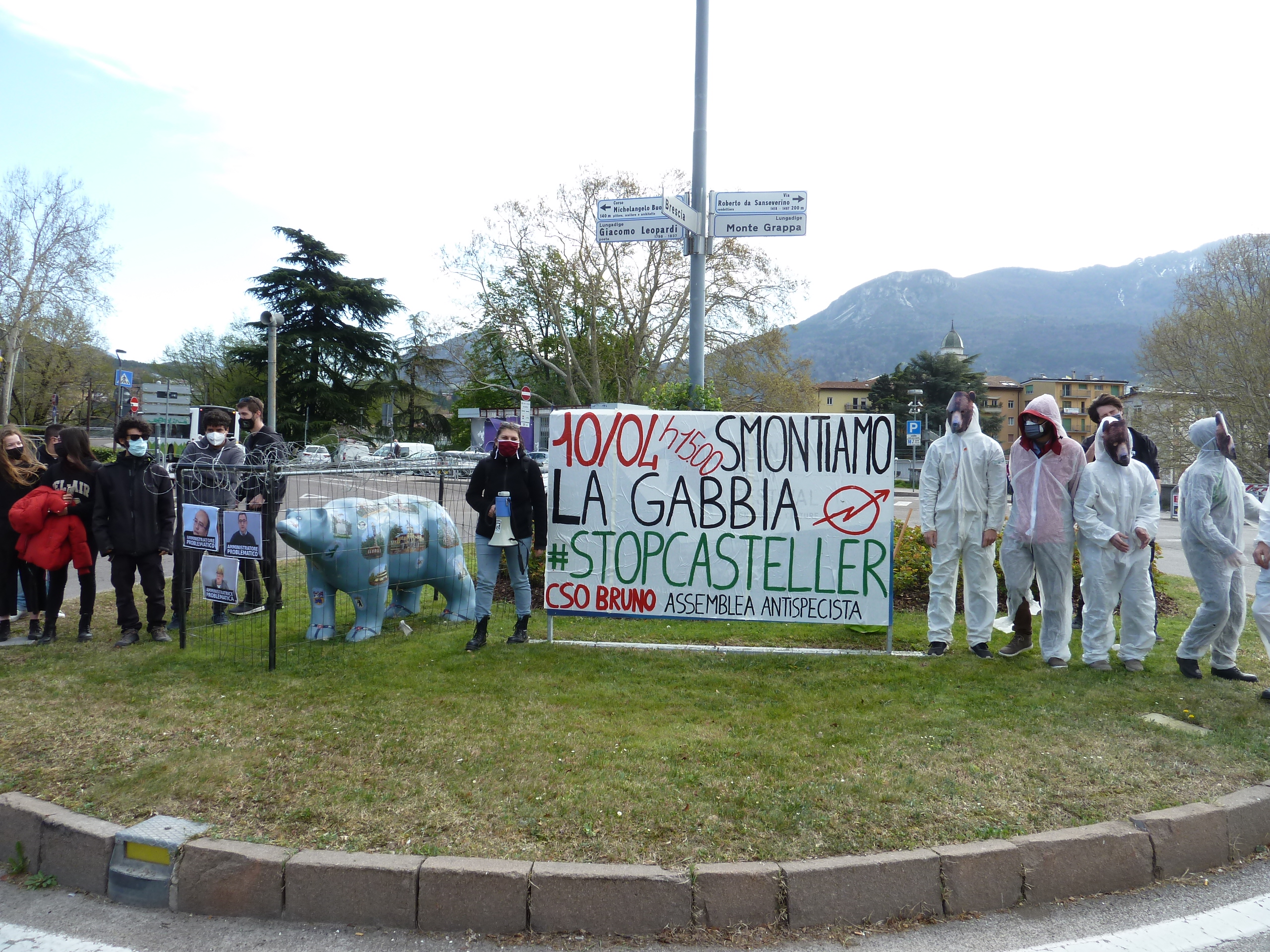 Campagna #stopcasteller: ingabbiata questa mattina a Trento la statua dell’orso sulla rotatoria di San Lorenzo